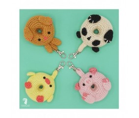 Kit Crochet Donut Panda - Amigurumi Hardicraft 	suggestion présentation plein de beignets et de porte clefs