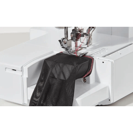 Le bras libre de la recouvreuse Brother CV3550 avec un vêtement tubulaire