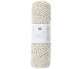 Découvrez la Pelote de Laine et Soie Luxury Natural Silk Blend de Rico Design : Douceur et Luxe pour Vos Créations Estivales