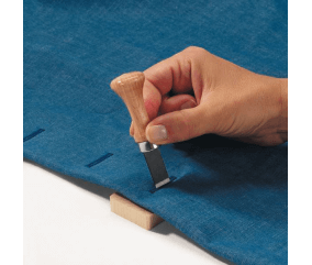 Poinçon pour l'ouverture des boutonnières avec support en bois – L'outil indispensable pour des boutonnières parfaites - Bernina