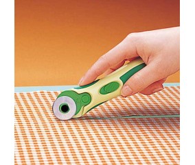 Cutter Rotatif 28 mm "Soft Cushion" - Clover – Précision et Confort pour Travaux de Couture et Patchwork