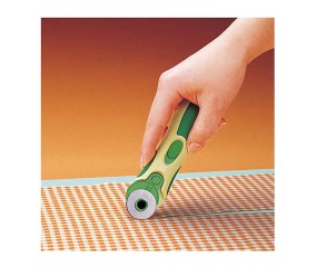Cutter Rotatif 28 mm "Soft Cushion" - Clover – Précision et Confort pour Travaux de Couture et Patchwork