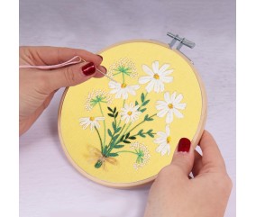 Kit de Broderie "Daisies" avec Cercle en Bois – Trimits | Un Kit Parfait pour Débutants et Experts