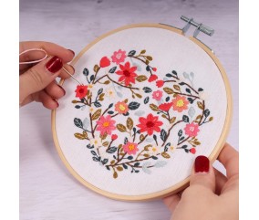 Kit de Broderie "Floral Heart" avec Cercle en Bois de 15cm – Trimits | Un Projet Élégant et Relaxant