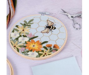Kit de Broderie "Bee" avec Cercle en Bois de 15 cm – Trimits