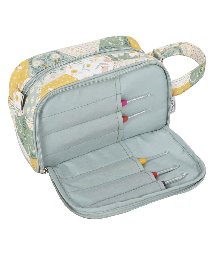 Pochette de rangement à crochet – Motif Abeille Patchwork – Hobby Gift (11,5 x 20,5 x 13 cm) Pochette de rangement à crochet – Motif Abeille Patchwork – Hobby Gift (11,5 x 20,5 x 13 cm)