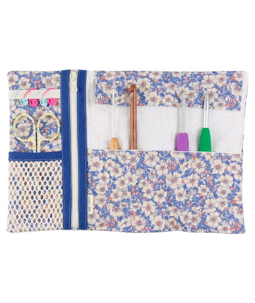 Kits Pochette Crochets – Com’1 Idée | Pochette de rangement à coudre | Tissu Liberty | Made in France | Niveau intermédiaire Kits Pochette Crochets – Com’1 Idée | Pochette de rangement à coudre | Tissu Liberty | Made in France | Niveau intermédiaire