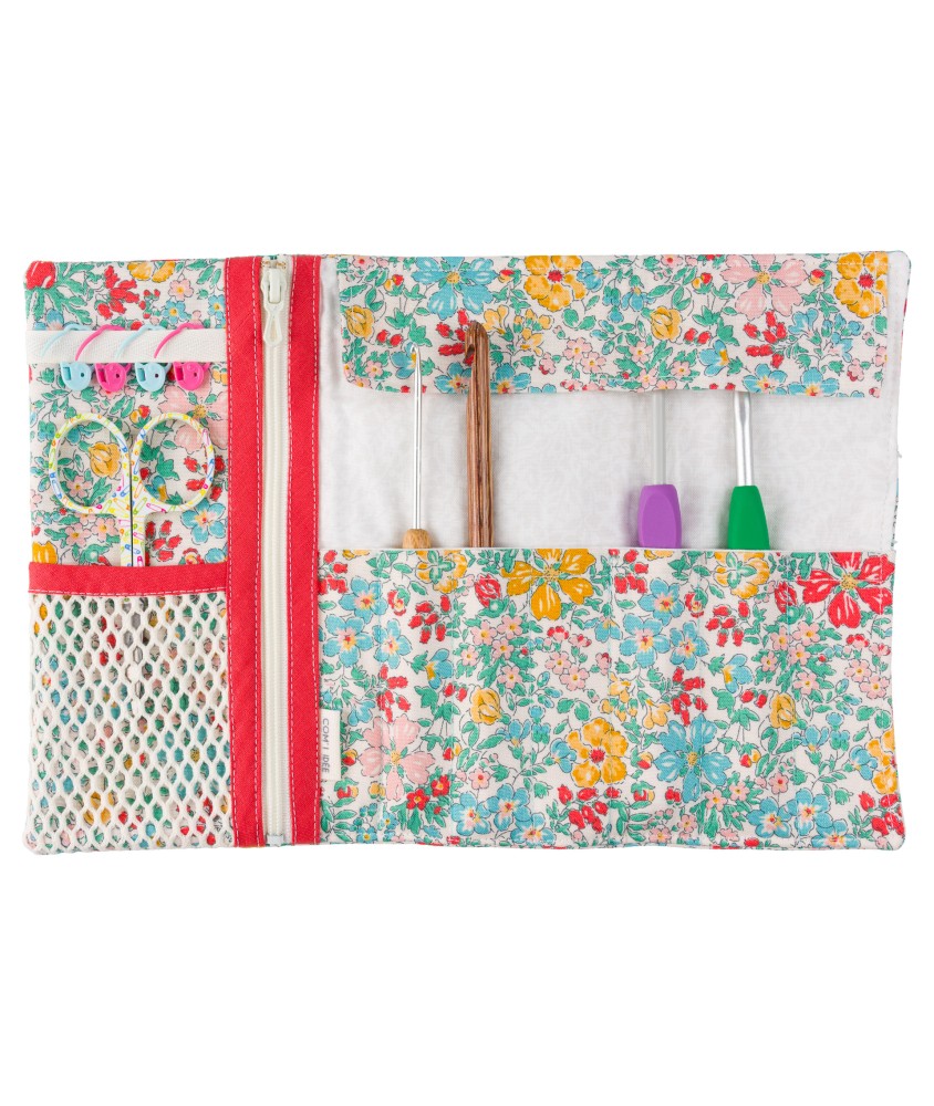 Kits Pochette Crochets – Com’1 Idée | Pochette de rangement à coudre | Tissu Liberty | Made in France | Niveau intermédiaire Kits Pochette Crochets – Com’1 Idée | Pochette de rangement à coudre | Tissu Liberty | Made in France | Niveau intermédiaire