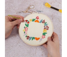 Kit de Broderie Cadre Photo Fleurs avec cercle en bois de 15 cm – Trimits