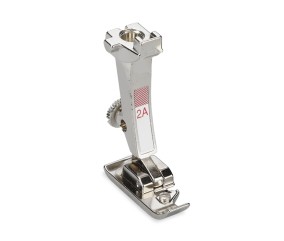 Pied pour surjet N°2A pour machine électronique Bernina : l’accessoire indispensable pour des finitions professionnelles