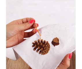 Kit de nappe à broder - Feuilles d'automne - 80 x 80 cm - Trimits