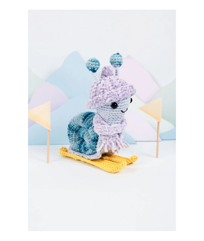 Kit Crochet Escargot Skieur – DMC  kit complet et ludique pour réaliser un amigurumi hivernal plein de charme