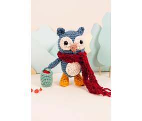Kit Crochet Hibou au Potager – DMC  kit complet et adorable pour créer votre petit hibou jardinier au crochet