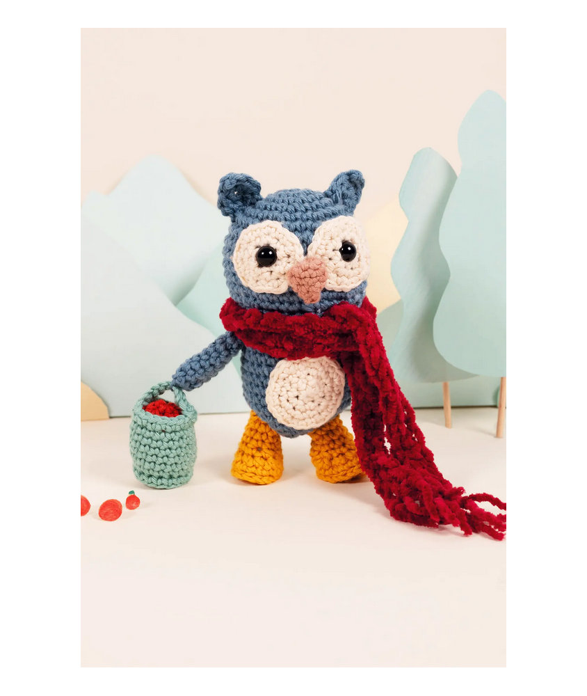 Kit Crochet Hibou au Potager – DMC  kit complet et adorable pour créer votre petit hibou jardinier au crochet
