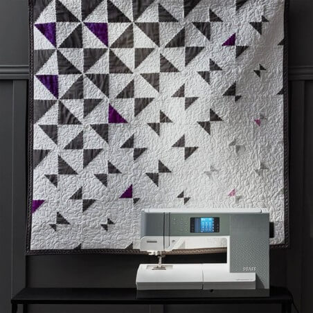 PFAFF Quilt Expression 720 devant un quilt