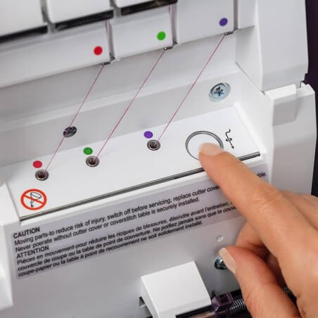 Surjeteuse PFAFF Admire Air 7000 - bouton d'enfilage à air des boucleurs