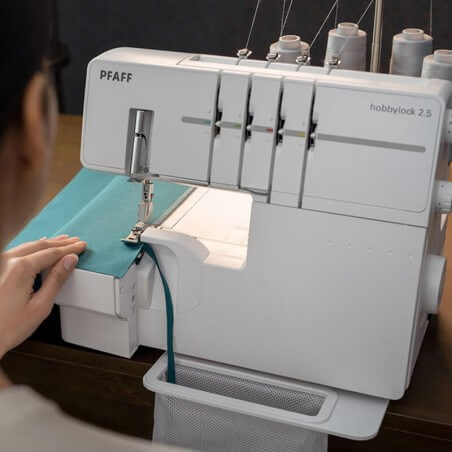 Surjeteuse PFAFF Hobbylock 2.5 - couture d'un surjet avec le bac à chutes