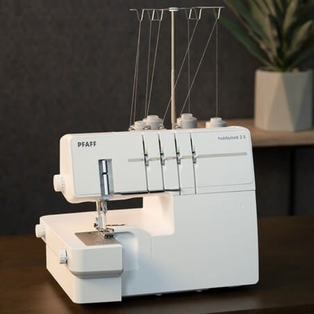 Surjeteuse PFAFF Hobbylock 2.5 avec ses quatre cônes de fil