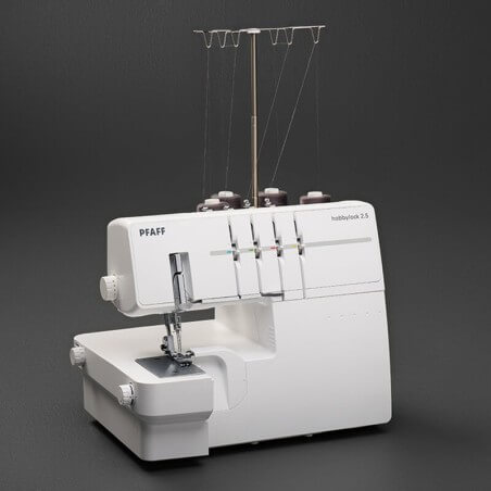 Surjeteuse PFAFF Hobbylock 2.5 vue de trois quarts