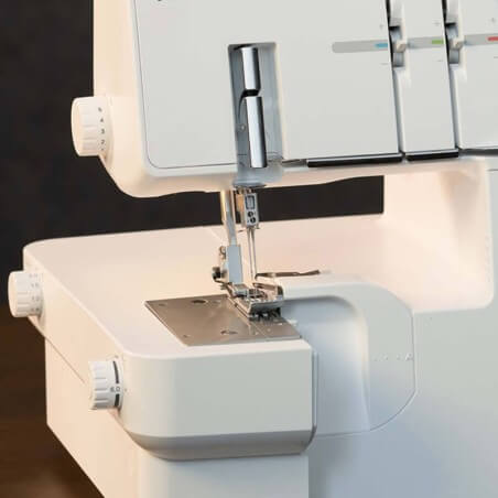 Surjeteuse PFAFF Hobbylock 2.5 - pied-de-biche et espace de couture