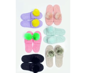 E-modèle Mules d'intérieur avec pompons au crochet Rico Design