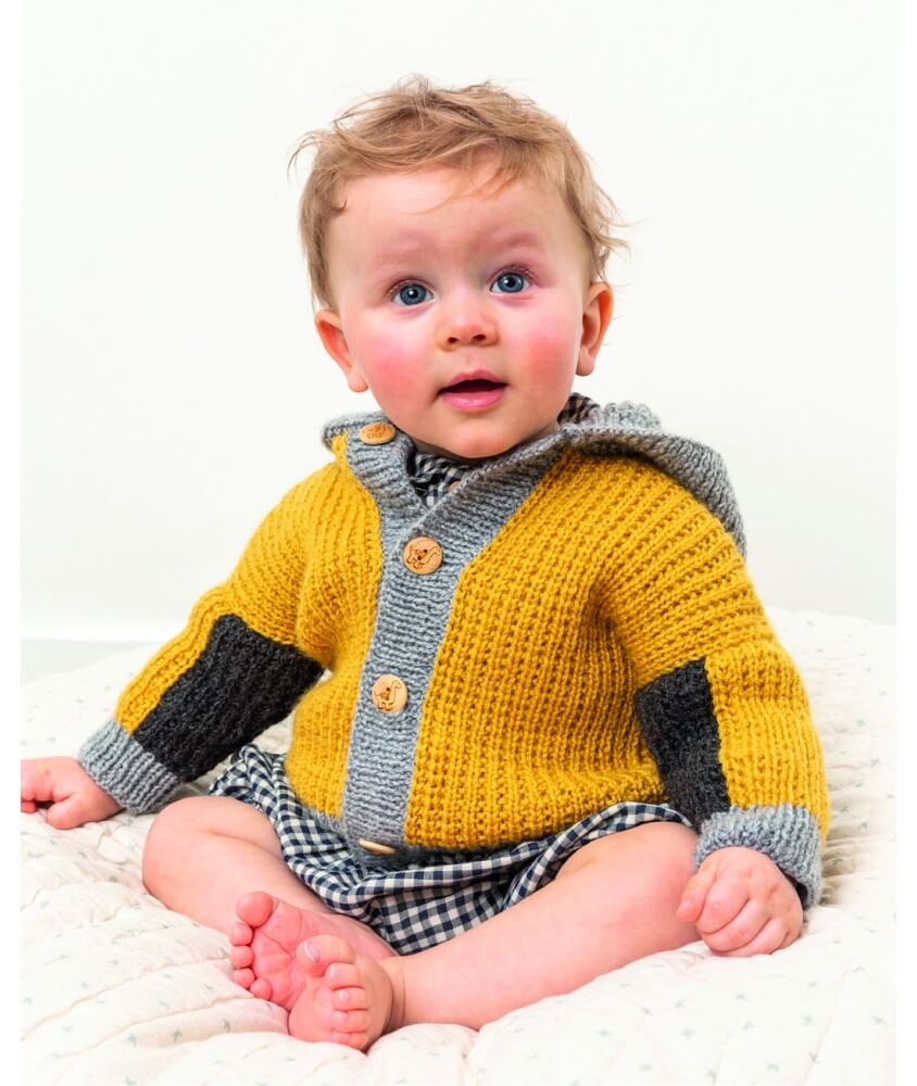 Gilet à capuche Barnabé porté par un bébé - Patron tricot Bergère de France