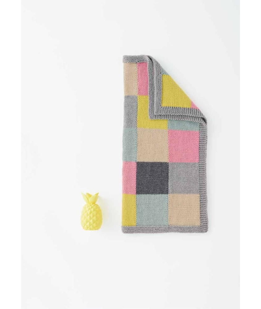 Couverture JACQUARD MULTICOLORE Phildar - patron tricot enfant PDF (photo du modèle réalisé)