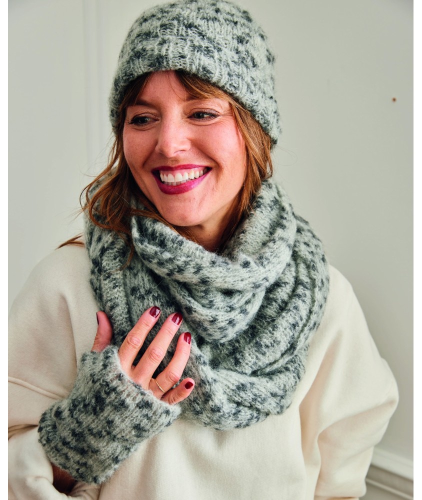 Ensemble CAMILLE echarpe bonnet mitaines Phildar - patron tricot PDF (photo du modèle porté)