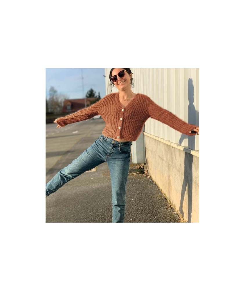 Gilet LEONIE Pingouin - patron tricot femme PDF (photo du modèle porté)