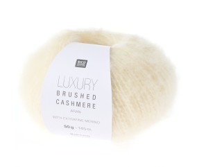 Laine Rico Design Luxury Brushed Cashmere aran coloris 01 Crème - échantillon tricoté