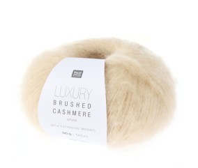 Laine Rico Design Luxury Brushed Cashmere aran coloris 02 Ecru - échantillon tricoté