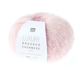 Laine Rico Design Luxury Brushed Cashmere aran coloris 04 Rose - échantillon tricoté