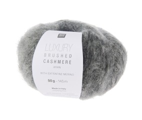 Laine Rico Design Luxury Brushed Cashmere aran coloris 06 Anthracite - échantillon tricoté