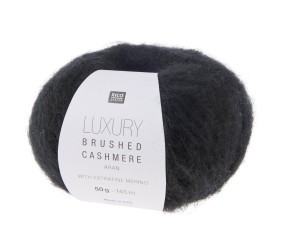 Laine Rico Design Luxury Brushed Cashmere aran coloris 07 Noir - échantillon tricoté