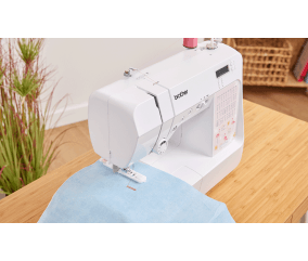 Machine à coudre Brother KD40s Little Angel - machine en situation avec tissu bleu pastel