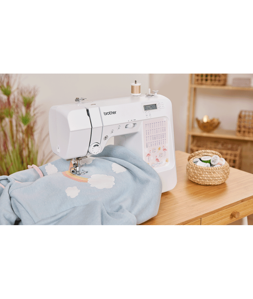 Machine à coudre Brother KD40s Little Angel cousant un sweat à capuche personnalisé