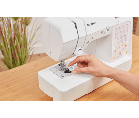 Machine à coudre Brother KD40s Little Angel - canette horizontale à chargement par le dessus