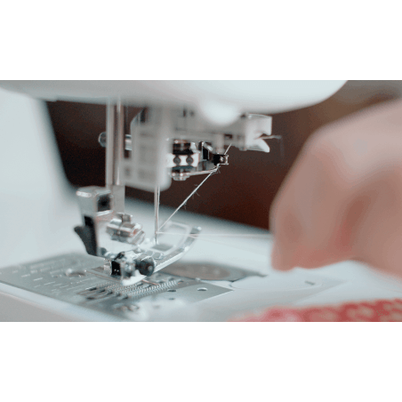 L enfile-aiguille avancé et la zone de couture de la Brother Innov-is A50