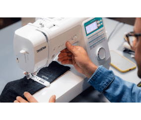 Machine à coudre Brother Innov-is A65 - couture en situation avec panneau turquoise