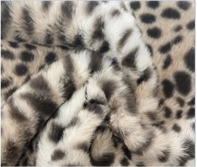 Tissu molletonné imprimé guépard galet et marron - vue du tissu