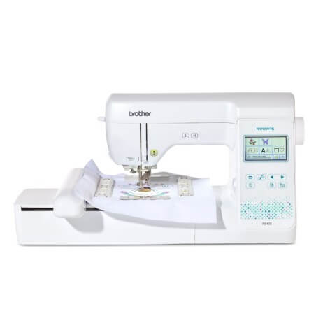 Brother Innov-is F540E en train de broder avec un cadre magnétique