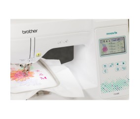 Machine à broder Brother Innov-is F540E - gros plan sur une broderie fleurie et un monogramme
