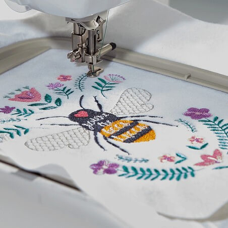 Motif abeille brodé avec la Brother Innov-is F540E