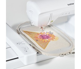 Machine à broder Brother Innov-is NV880E - broderie d'une fleur dans le grand cadre 260 x 160 mm