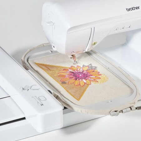 Broderie d'une fleur dans le grand cadre 260 x 160 mm de la Brother NV880E