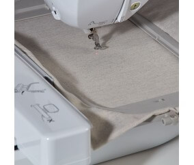 Machine à broder Brother Innov-is NV880E - pointeur lumineux LED pour positionner le motif