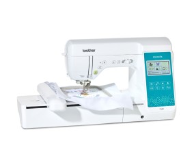 Machine à coudre et à broder Brother Innov-is F580 - vue de trois quarts avec le cadre de broderie