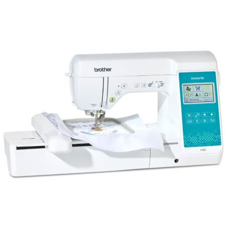 Brother Innov-is F580 vue de trois quarts avec le cadre de broderie