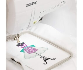 Machine à coudre et à broder Brother Innov-is F580 - motif brodé dans le cadre