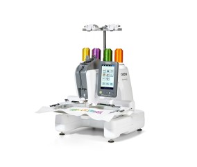 Machine à broder semi-professionnelle Brother PR1X - vue de trois quarts avec le cadre 300 x 200 mm